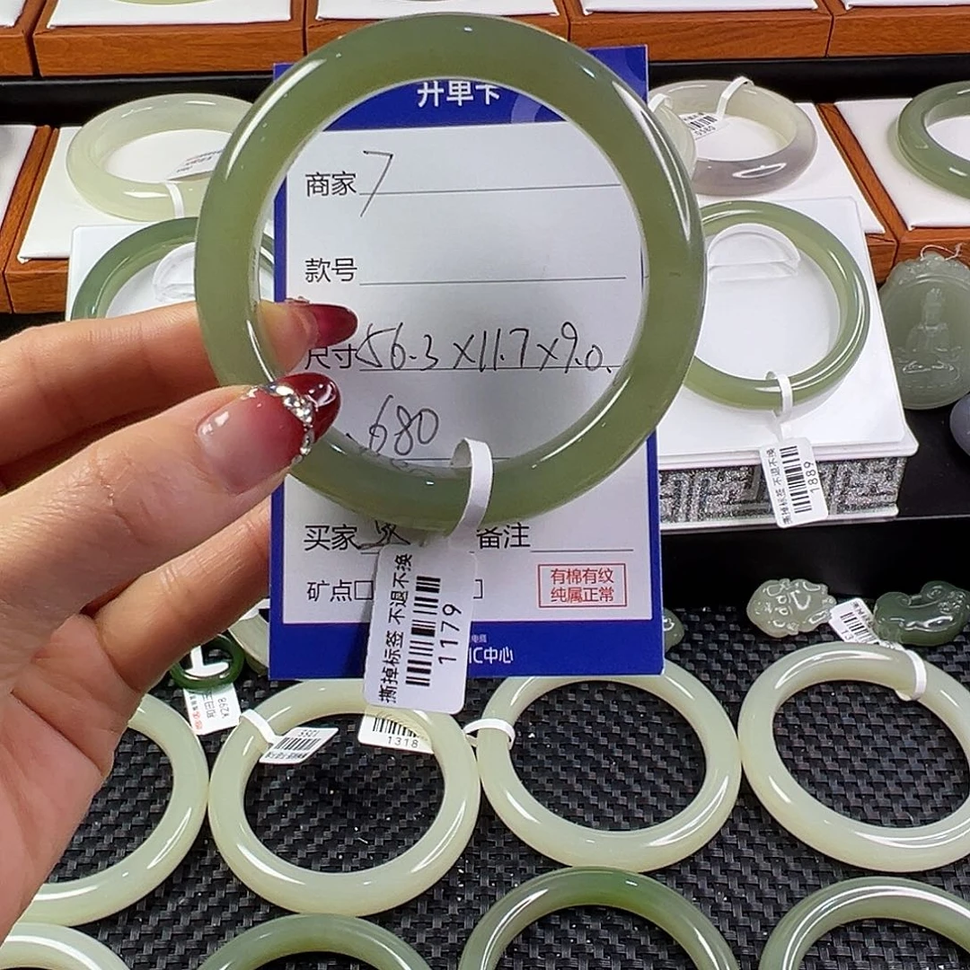 和田玉手镯未镶嵌早**起