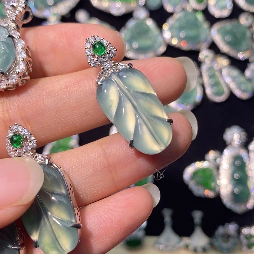 咬****翡翠未镶嵌颈饰天然