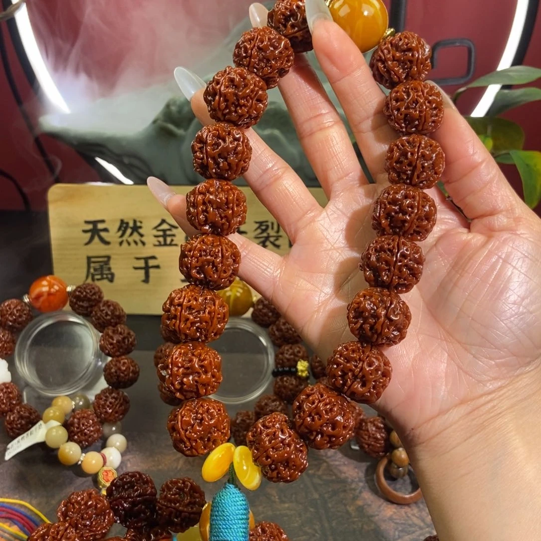 金刚菩提吊坠522手持。