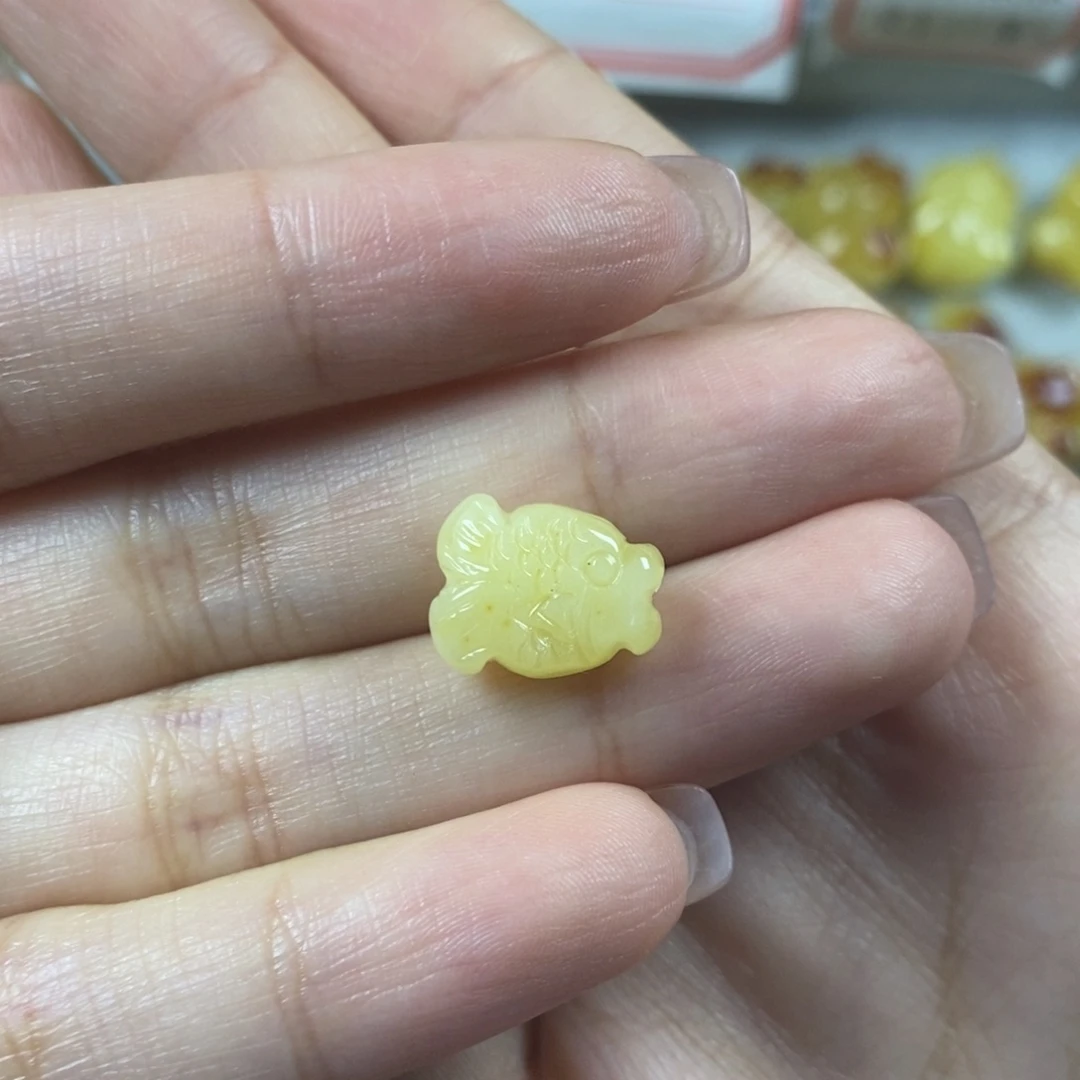 蜜蜡裸石未镶嵌小鱼