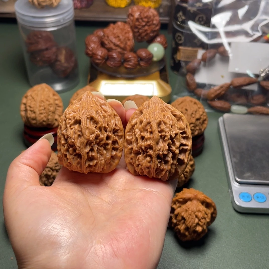 文玩核桃吊坠鸡心