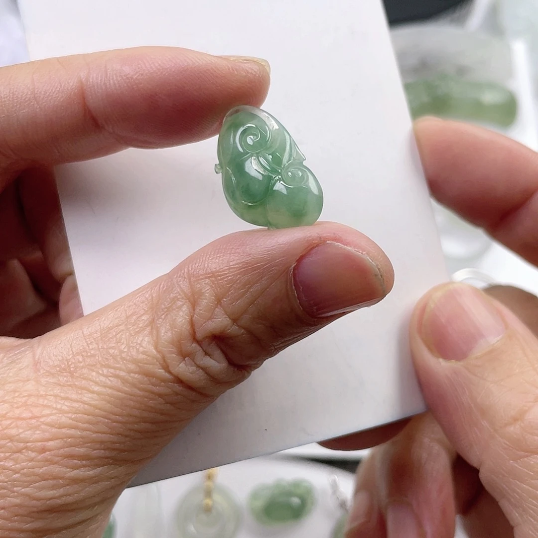 翡翠颈饰未镶嵌如意