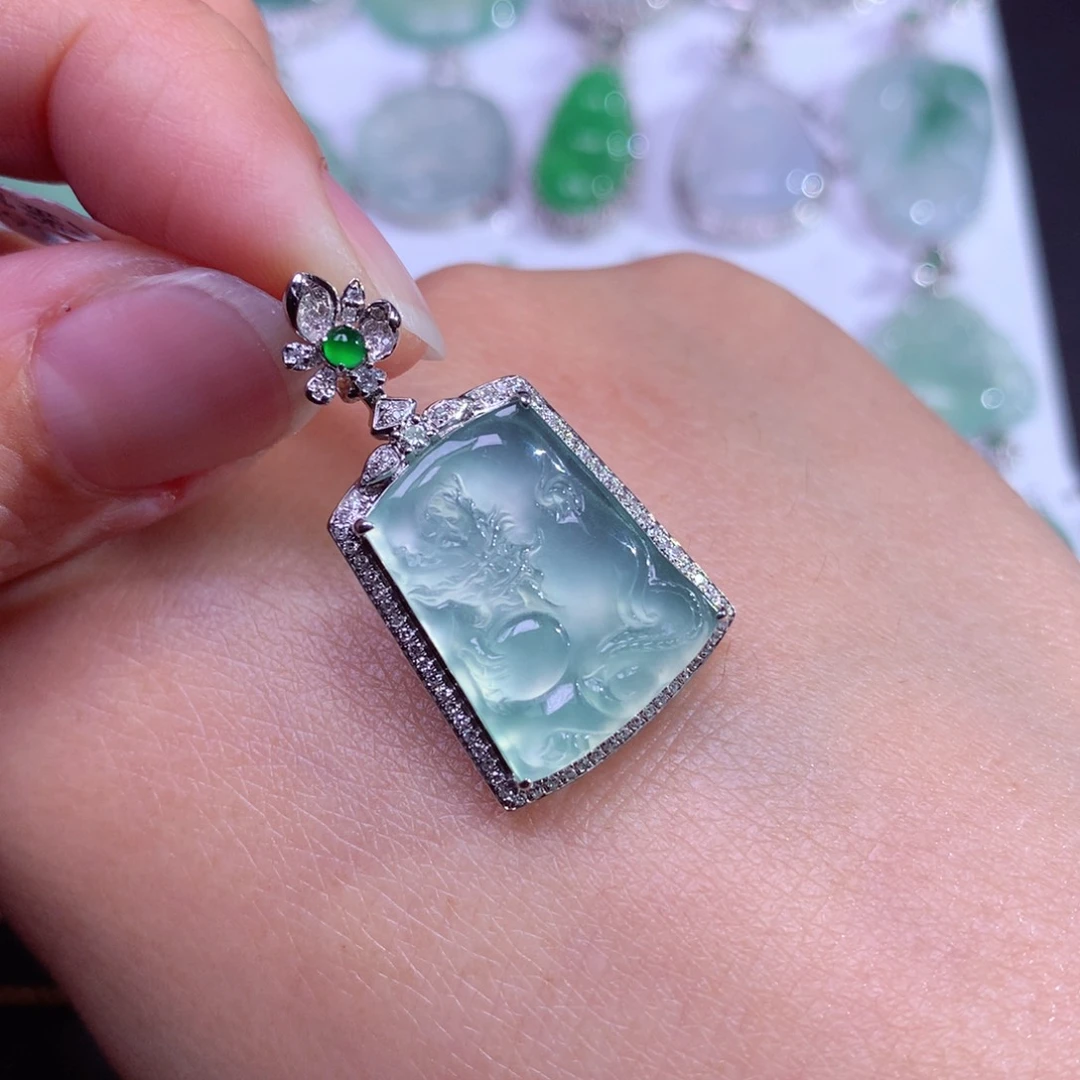 翡翠颈饰18K金镶嵌冰晴底起光龙牌吊坠