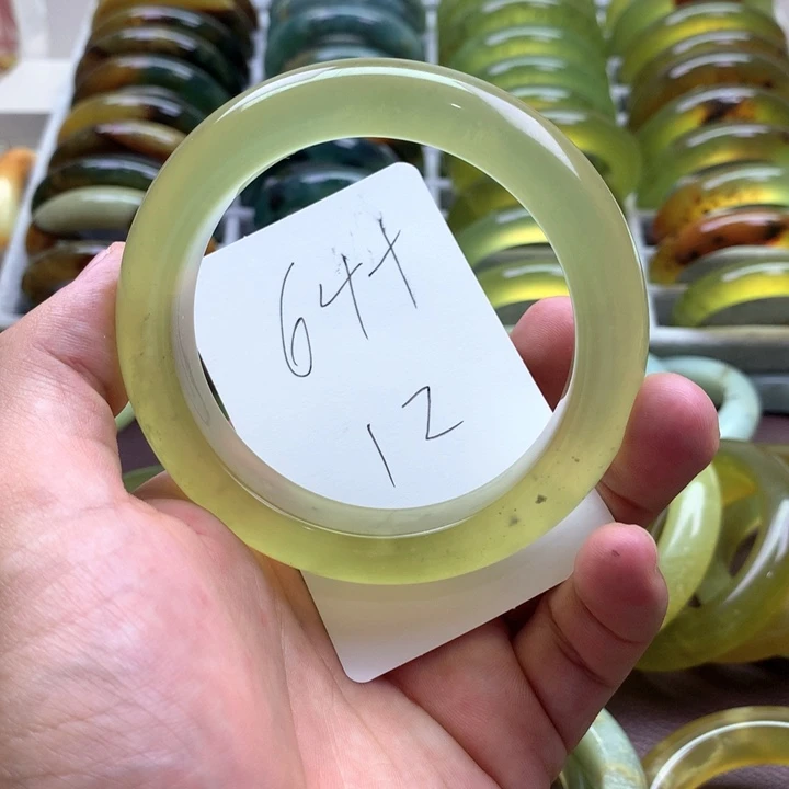 蛇纹石玉未镶嵌手镯白***首