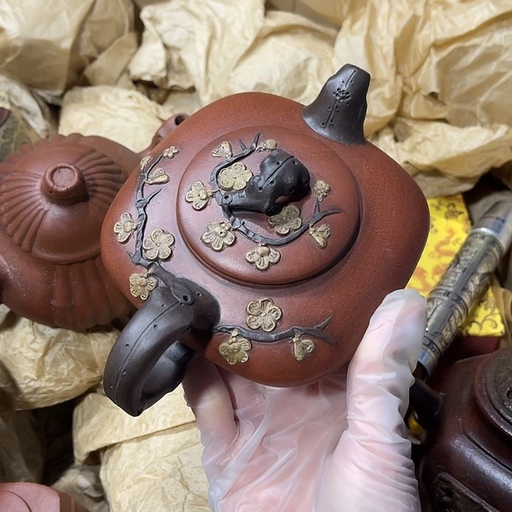 茶壶紫砂原矿泥料，手工制作的一把紫砂壶。