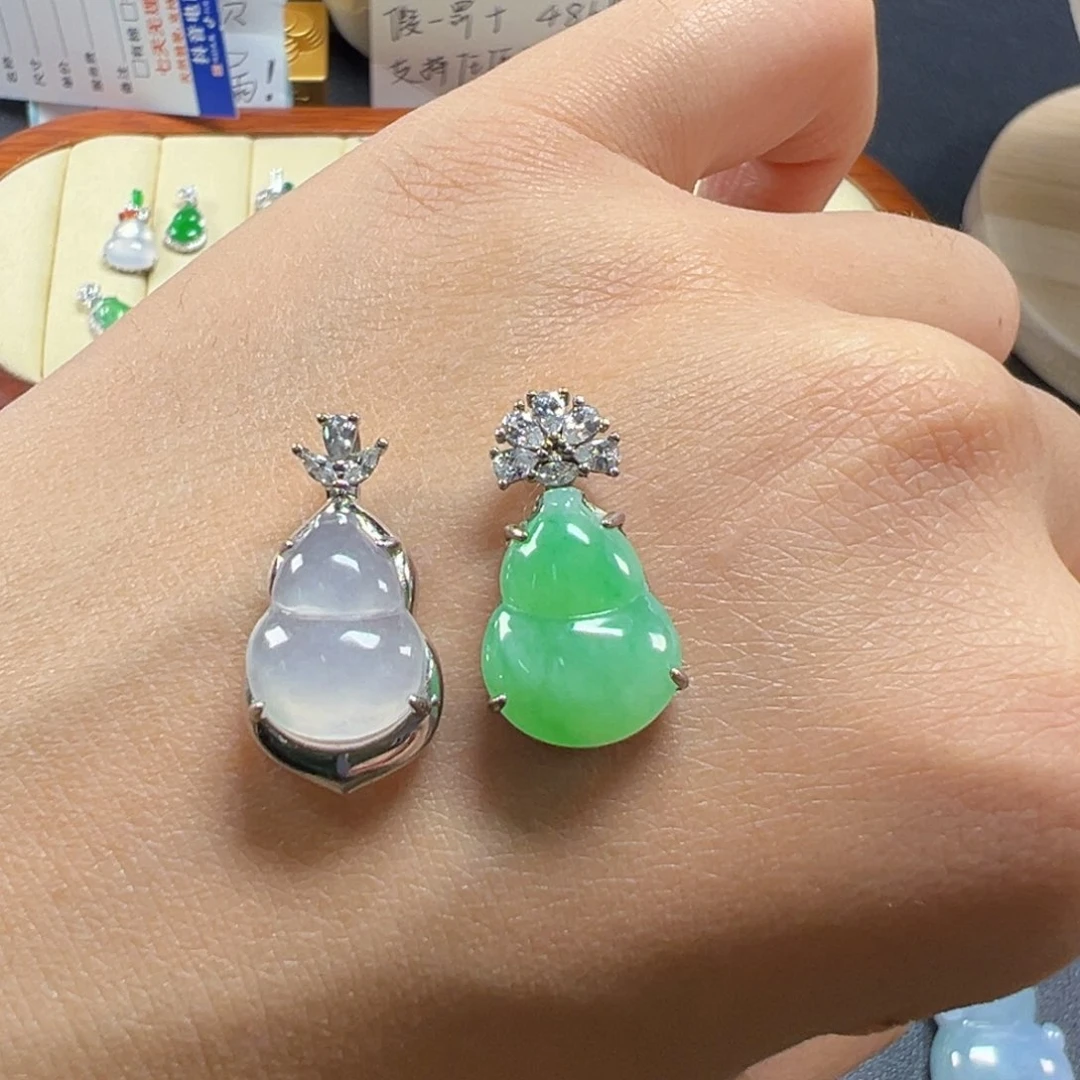 颈饰18K金镶嵌翡翠