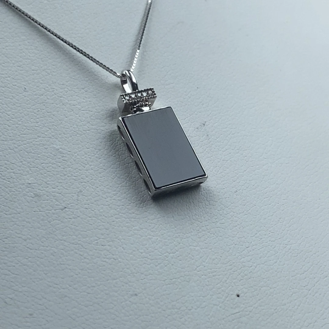 翡翠18K金镶嵌颈饰无事牌