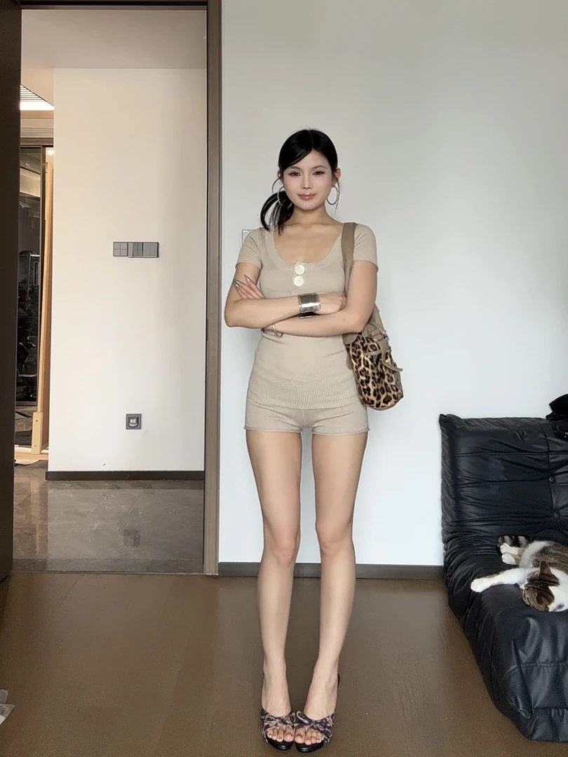 【套装价】简约舒适U领修身显身材短款毛针织上衣+针织短裤两件套
