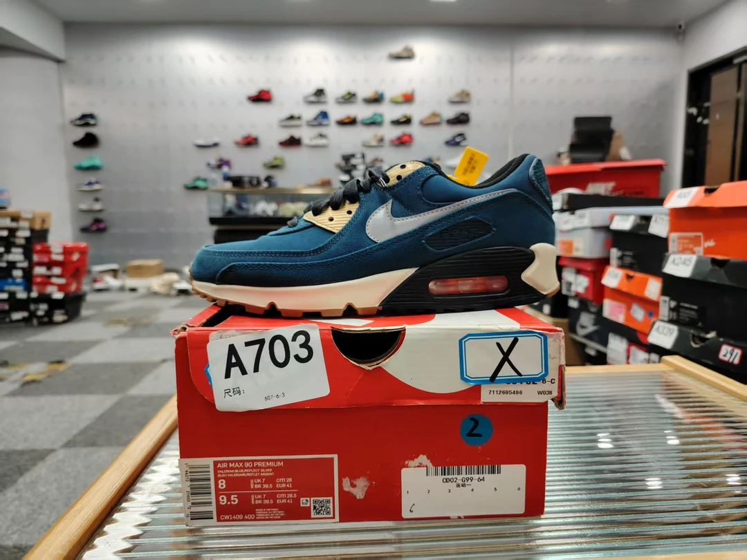 Nike  max蓝色运动鞋  41码 全新原盒  11月24 guai  A703