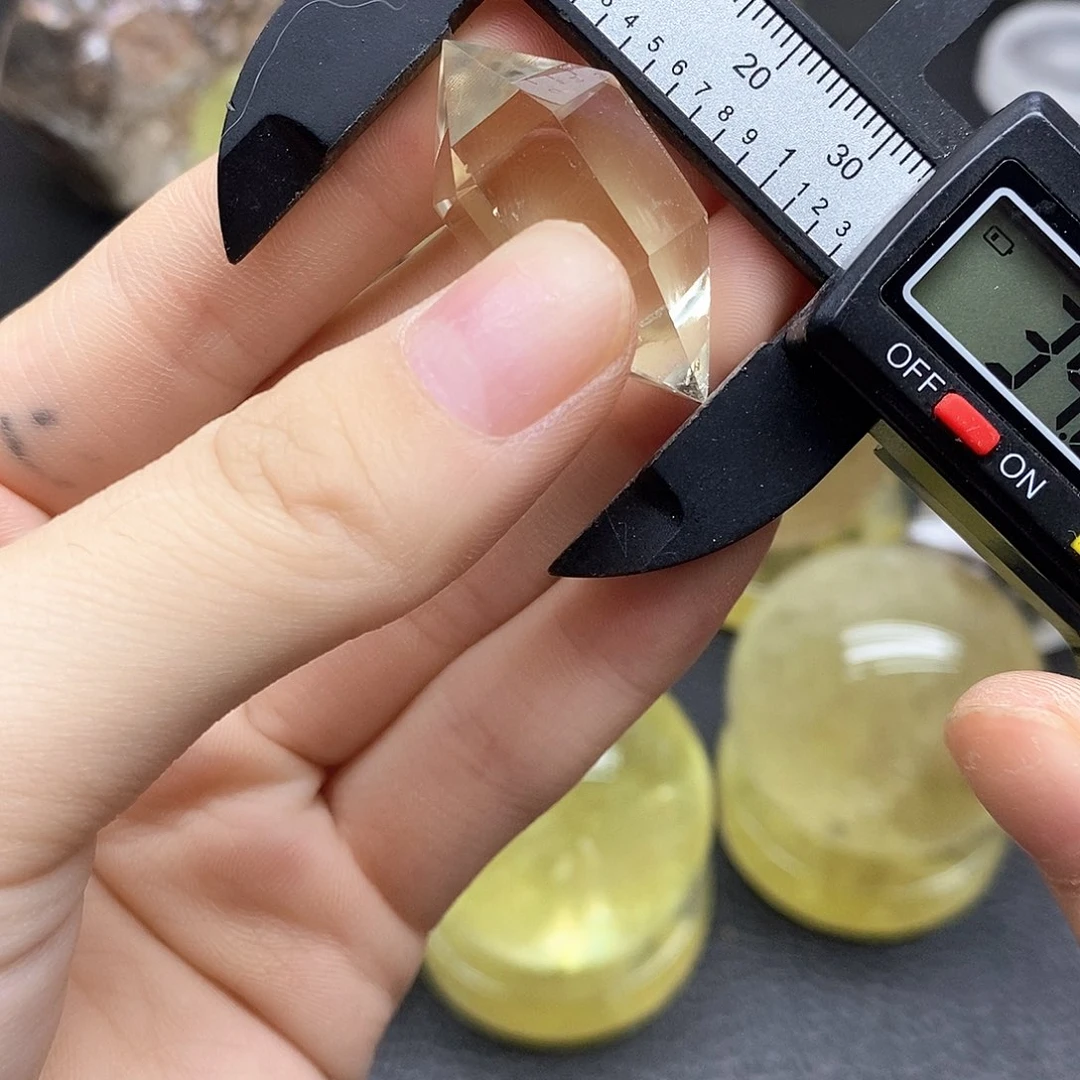 未镶嵌珠宝半成品水晶280水晶石