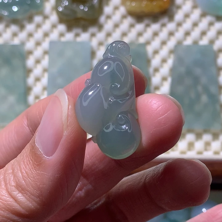 翡翠未镶嵌颈饰如意