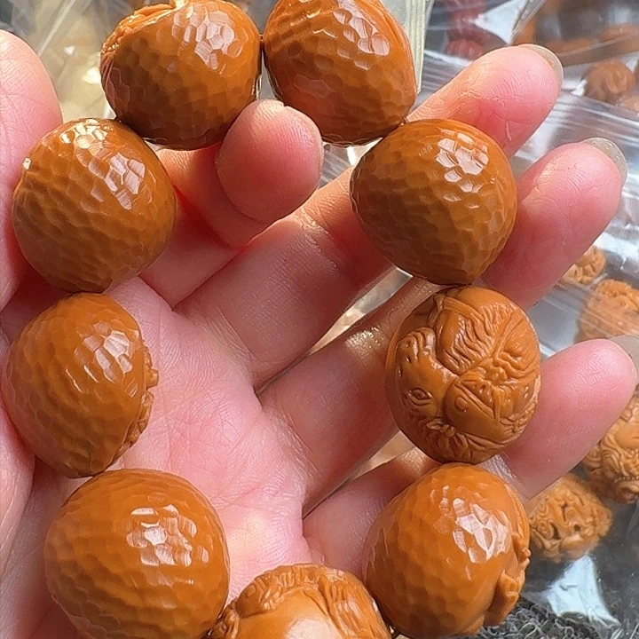 橄榄核吊坠快****?橄榄钻石面关公