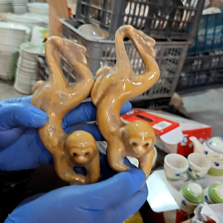 摆件盘子碗茶壶啥都有