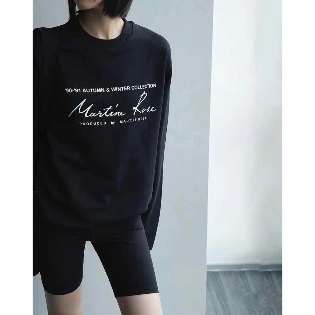 AMYLIANG｜【经典马丁】天丝水柔棉签名印花圆领长袖T恤SW1392