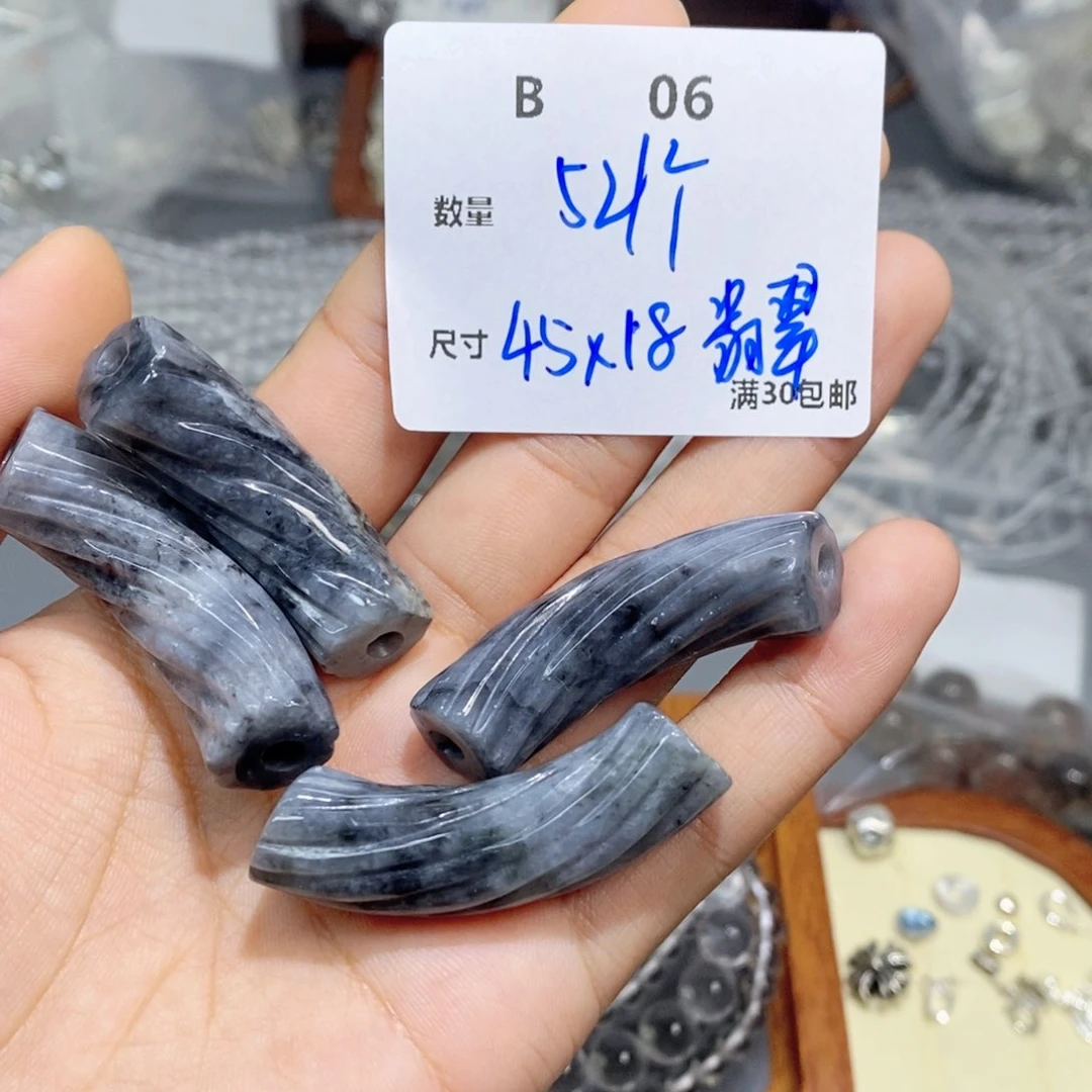 翡翠未镶嵌颈饰B06。一个