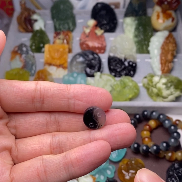 半***年蛇纹石玉未镶嵌颈饰