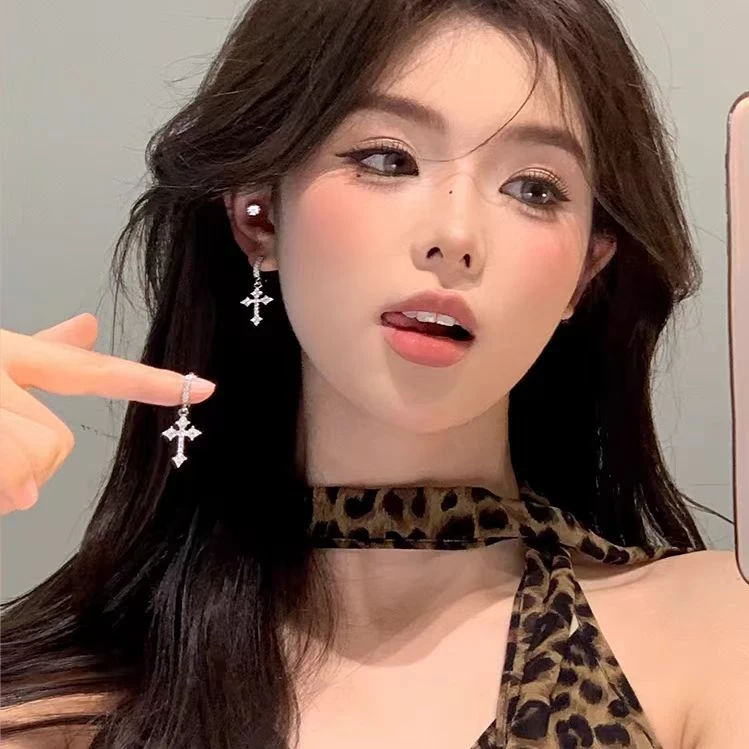 时髦博主 超闪十字架耳环女2025新款爆款高级感耳圈简约镶钻耳饰