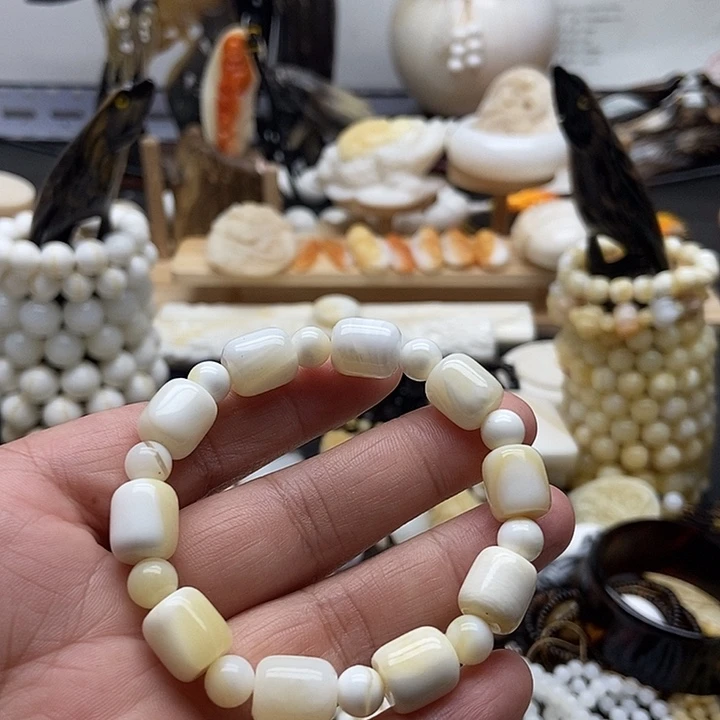 非金属贝壳蜜蜡色微瑕