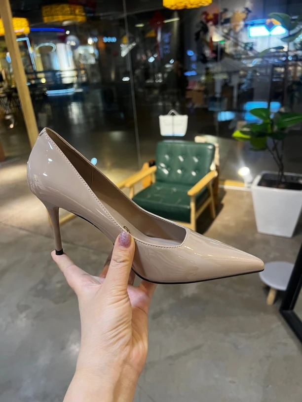 裸色尖头高跟瓢鞋！角度好
