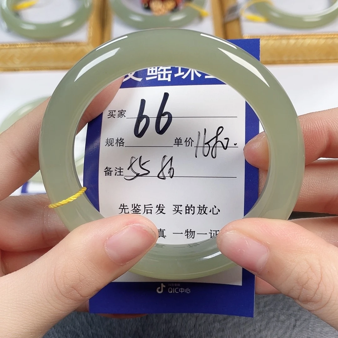 和田玉未镶嵌手镯