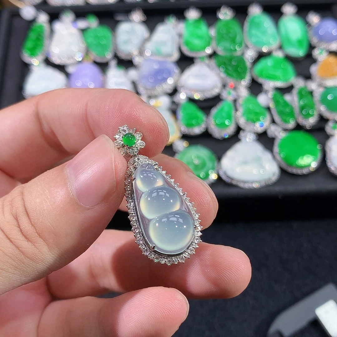 翡翠18K金镶嵌颈饰