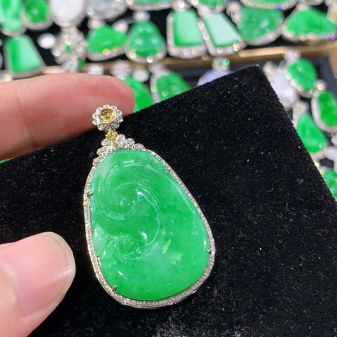 翡翠18K金镶嵌颈饰