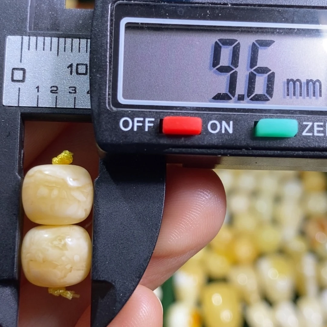 蜜蜡未镶嵌裸石微瑕