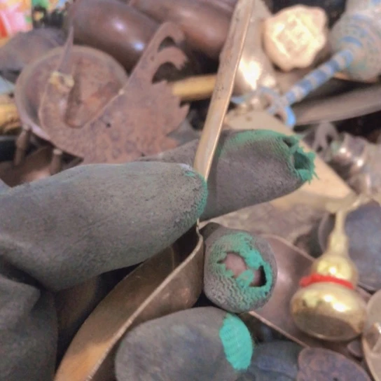 众***等闪电购铜摆件工艺品