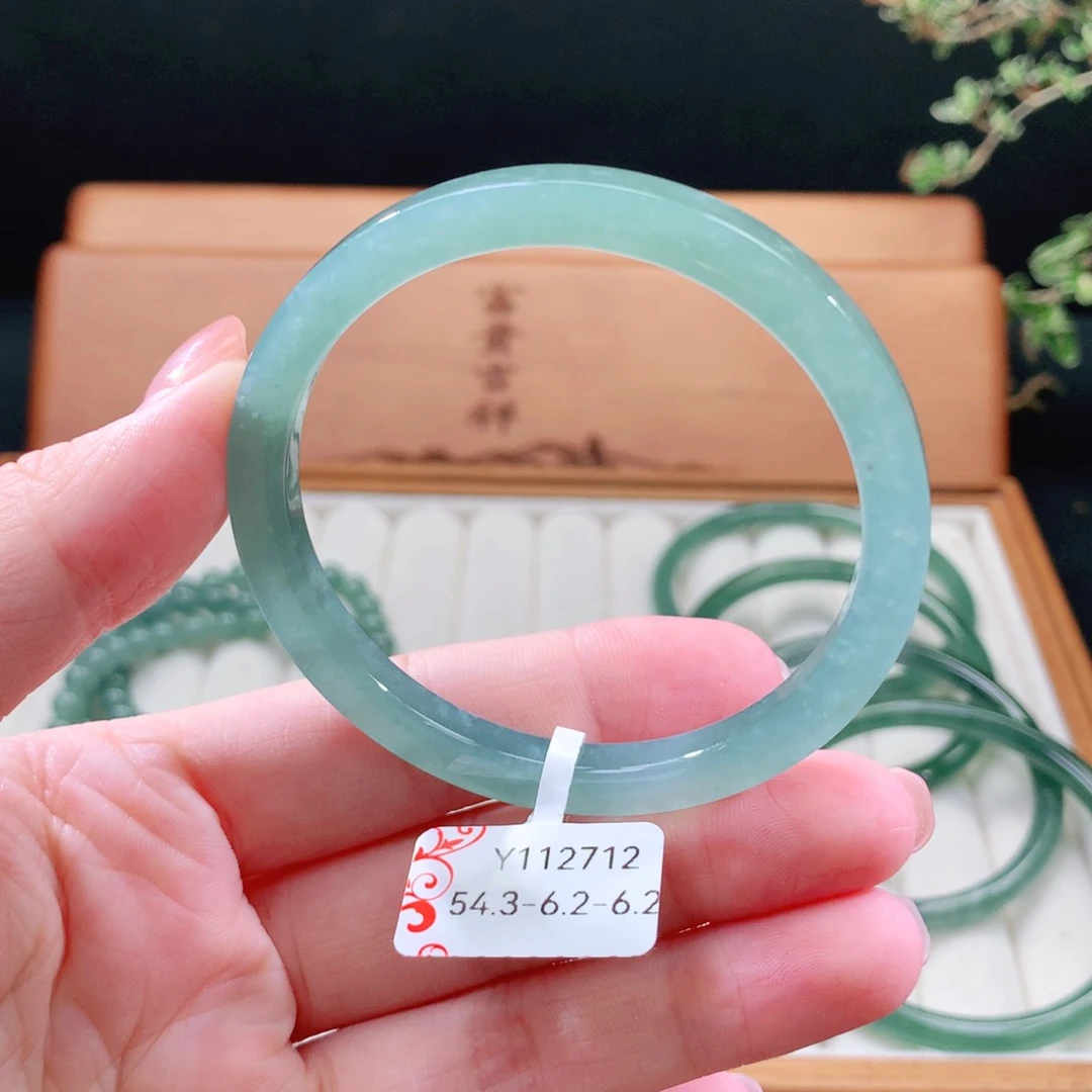 翡翠手镯(圆镯)未镶嵌