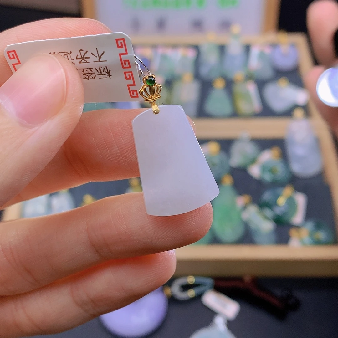 翡翠18K金镶嵌颈饰翡翠