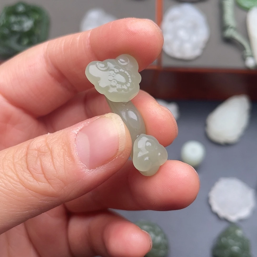 和田玉未镶嵌颈饰手持如意吊坠