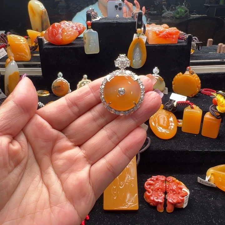 未镶嵌石英质玉（黄龙玉）颈饰