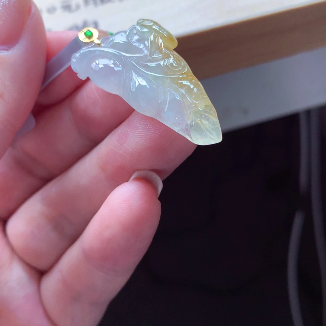 翡翠18K金镶嵌颈饰吊坠