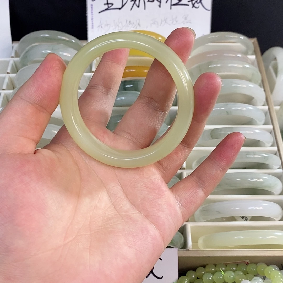 未镶嵌手镯石英质玉