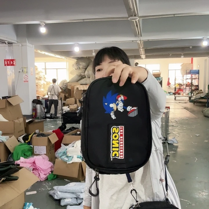 蚕丝黑色卡通化妆包