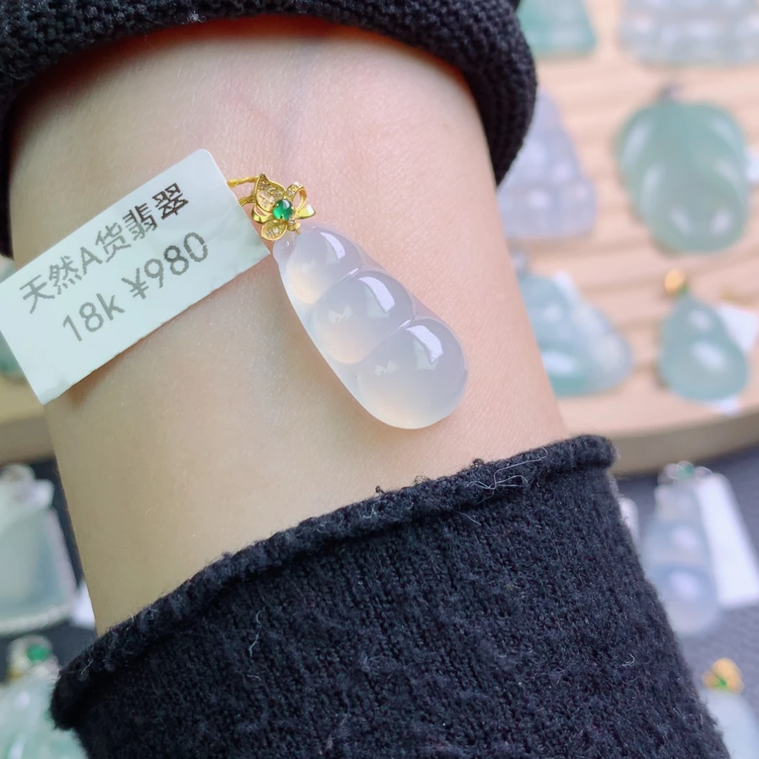 翡翠18K金镶嵌颈饰吊坠