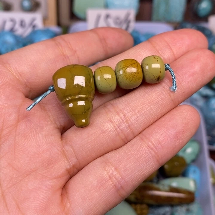 绿松石未镶嵌颈饰