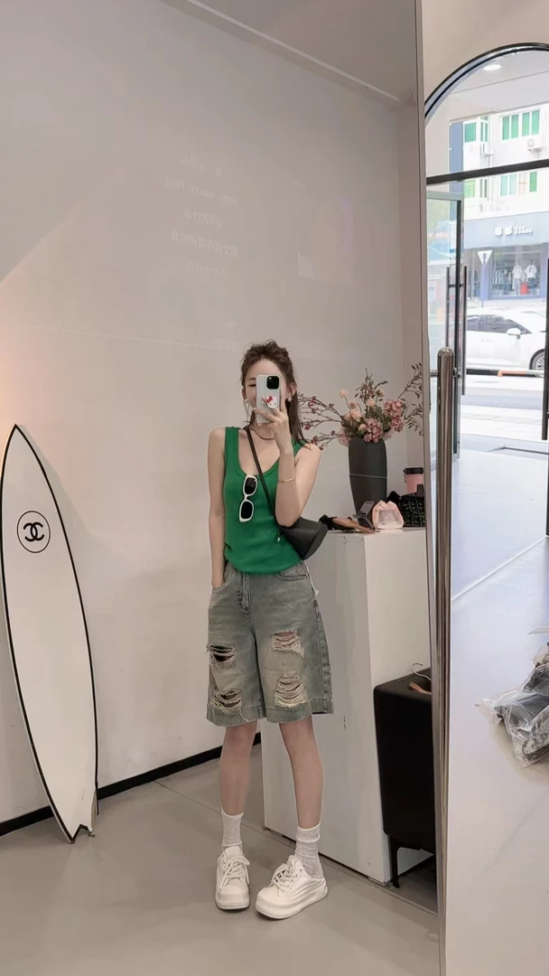 百搭时尚显瘦纯色针织背心