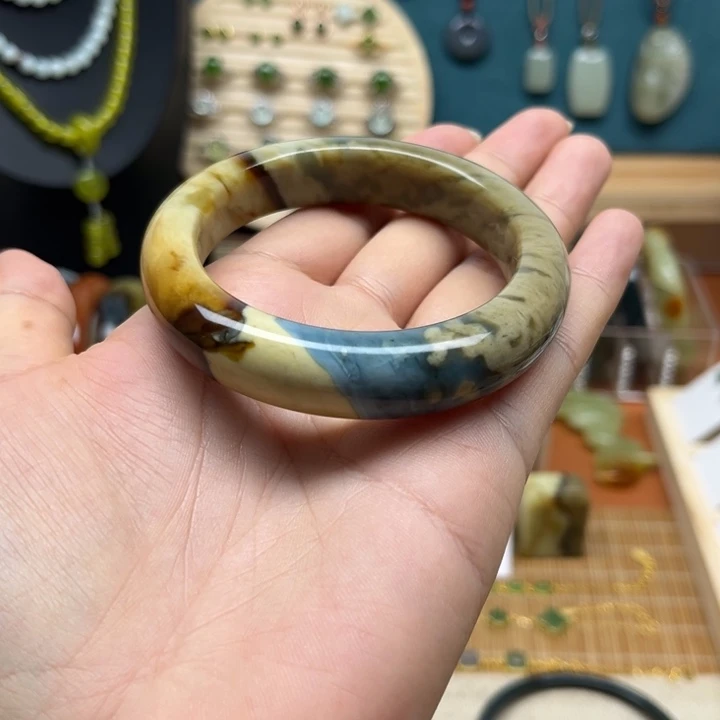 蛇纹石玉未镶嵌手镯