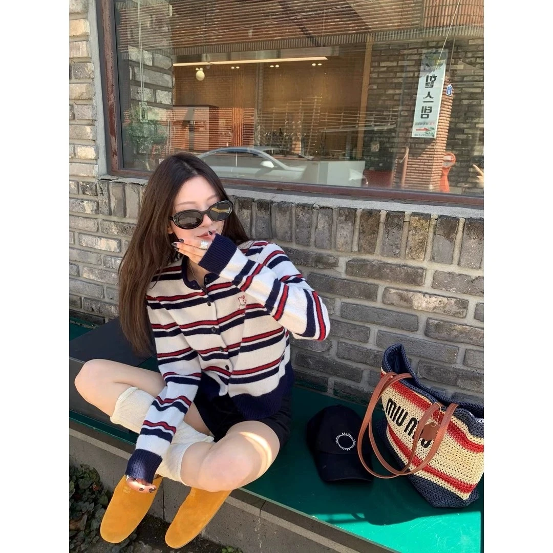 2025秋冬新款韩系撞色条纹圆领针织宽松设计感刺绣毛衣开衫女上衣