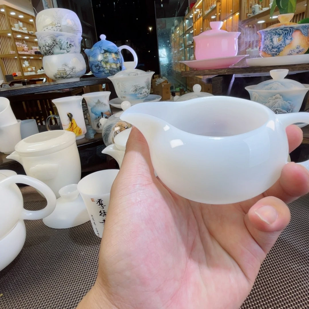 东***发手绘的画风是一种艺术形式和