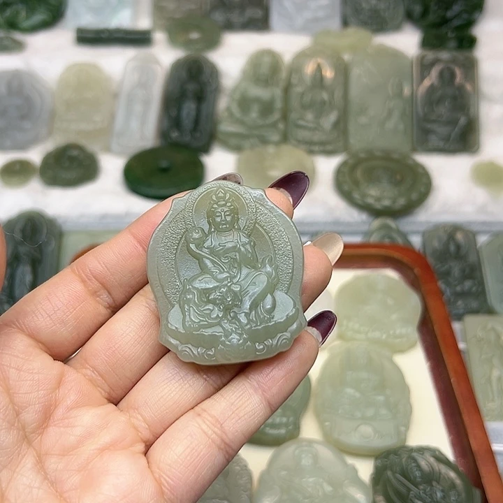 和田玉颈饰未镶嵌倾**城