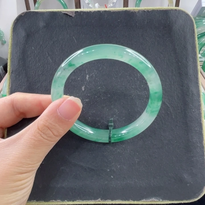 未镶嵌手镯石英质玉（非洲翠）