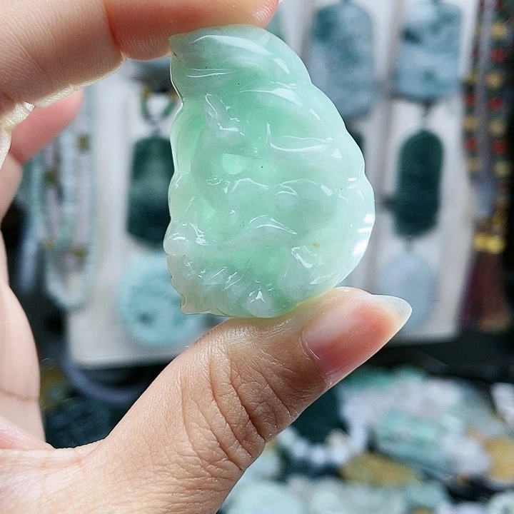 颈饰足铂镶嵌翡翠翡翠