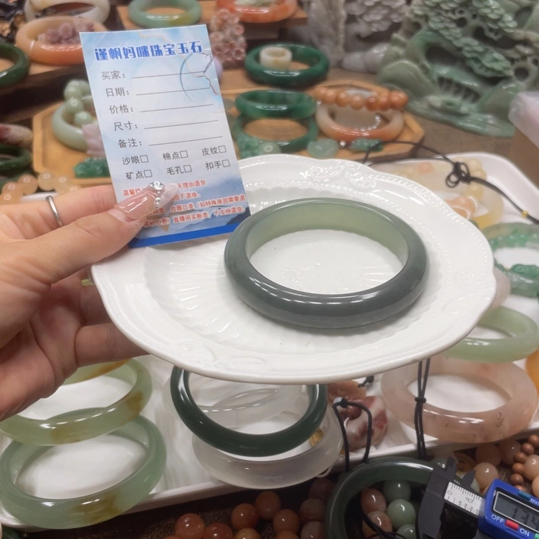 冬***.石英岩玉手镯未镶嵌