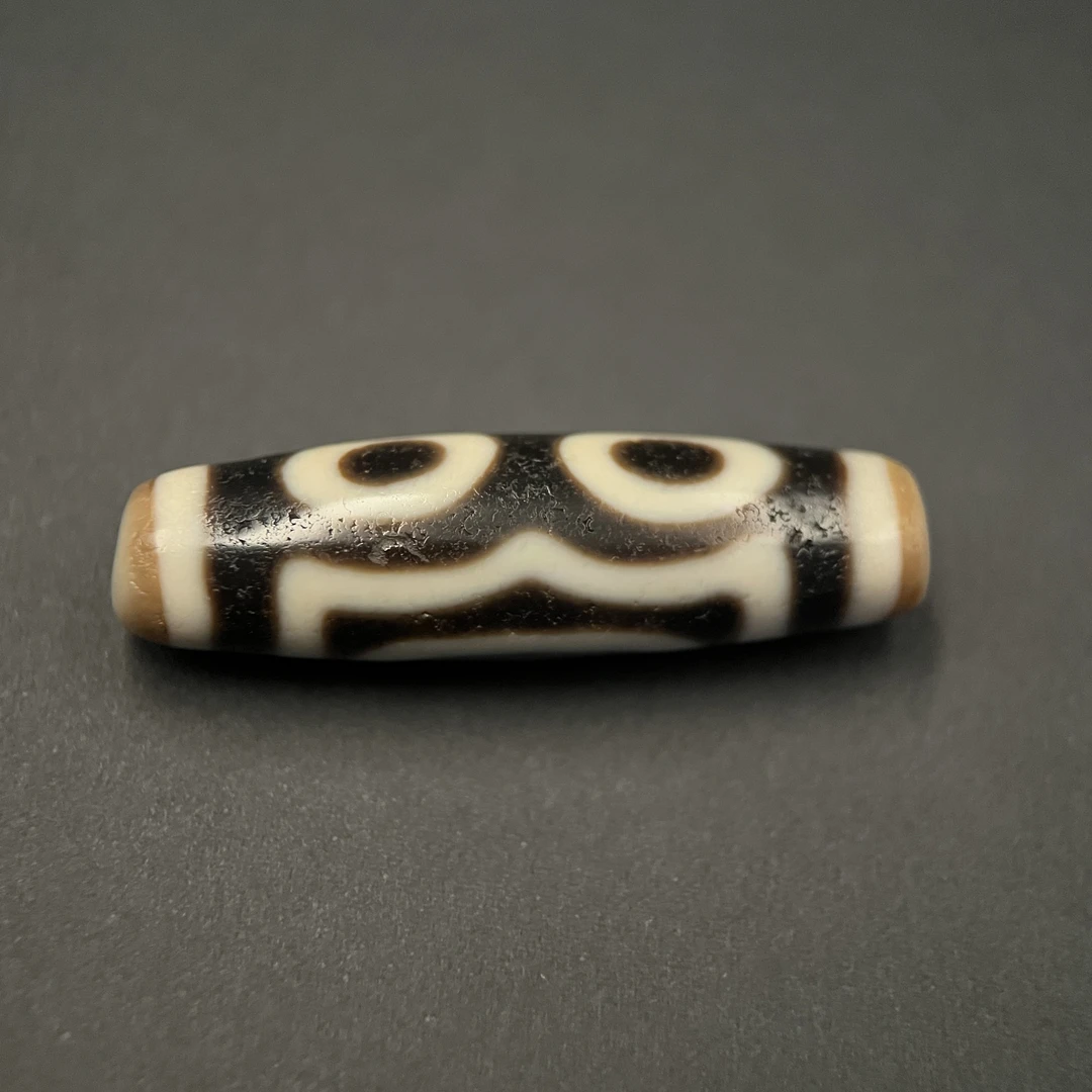 （早期  ）上肯超鼎全品精挑白料特殊F心三眼43.5 （现代玛瑙工艺品）