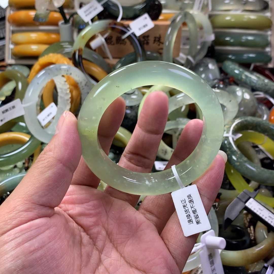 蛇纹石玉手镯未镶嵌白**主