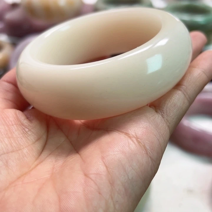 虹***姐未镶嵌手镯石英岩玉