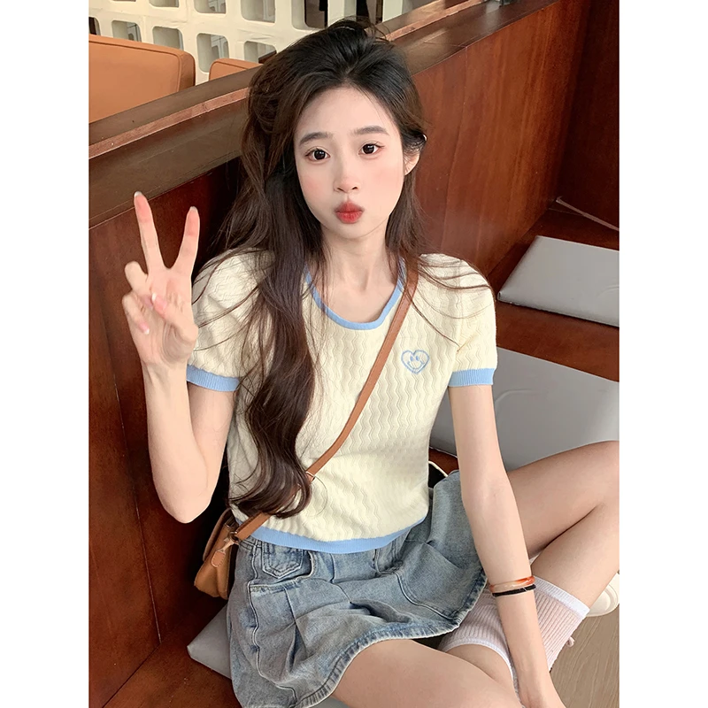 爱心刺绣拼接撞色圆领短款正肩修身短袖T恤女夏季小个子针织上衣