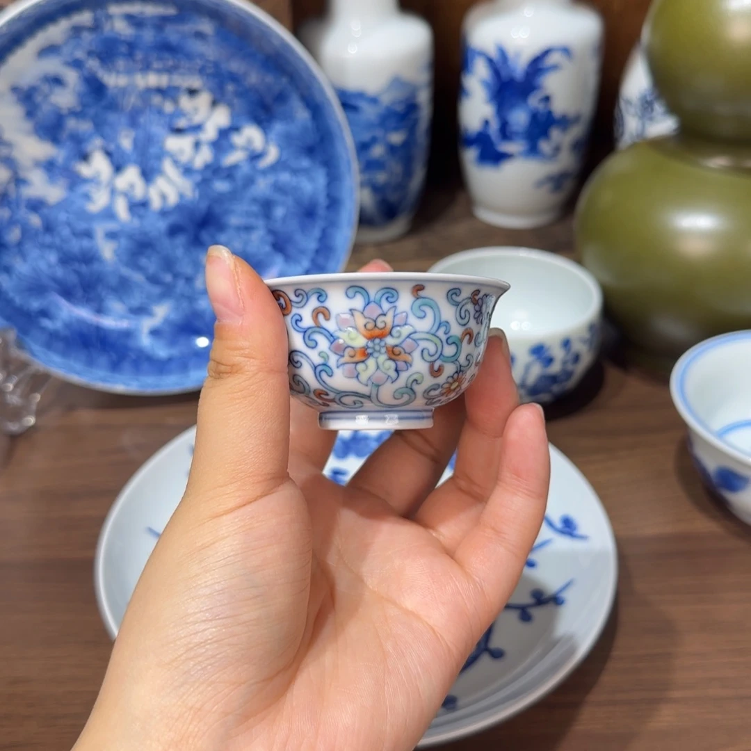镇坤堂 瑕 缠枝斗彩杯